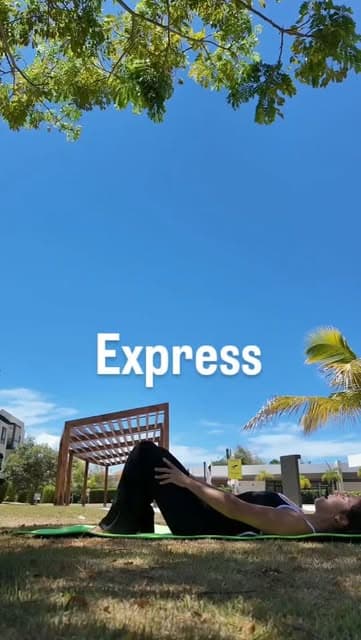 Práctica de yoga sobre el césped